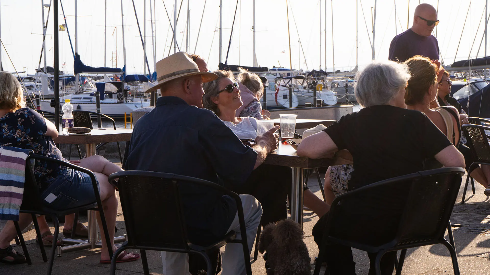 Kunder på havnen foran caféen